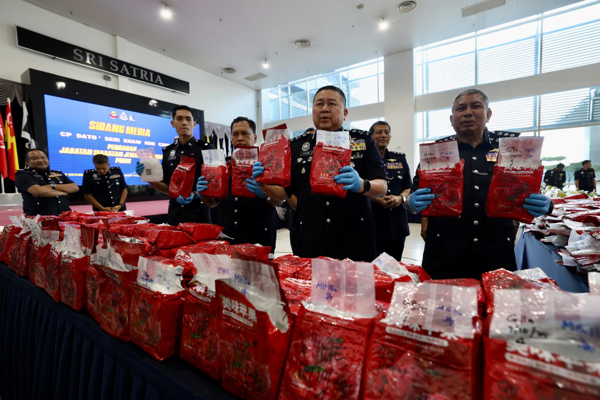 Tidak sempat jual dadah ‘Apple Merah’ sudah kena serbu