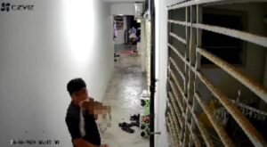 [VIDEO] Polis kesan lelaki cium coli di luar rumah wanita