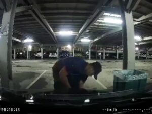 [VIDEO] Lelaki curi bateri kereta di Gombak diburu