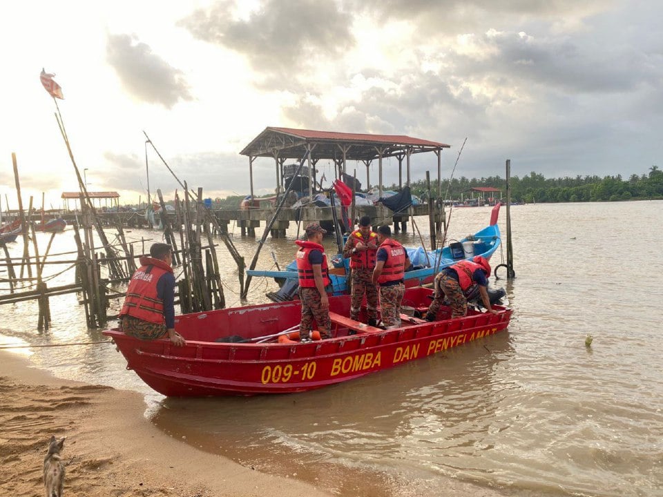 Lelaki dikhuatiri lemas jatuh sungai