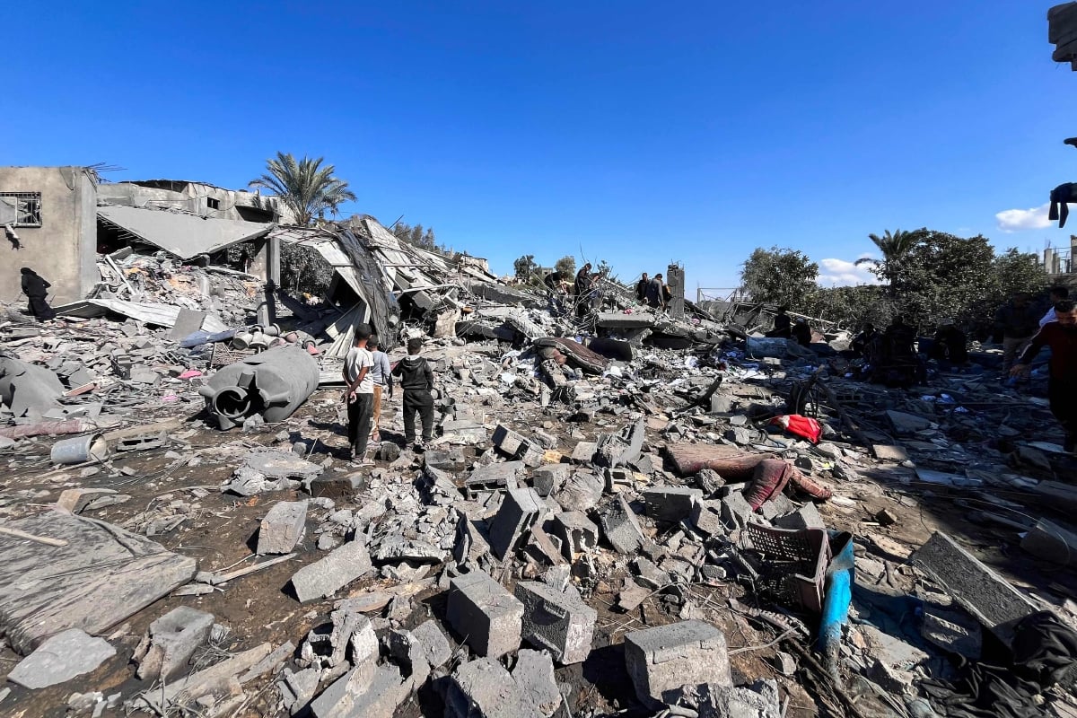 PENDUDUK mencari mangsa dalam runtuhan bangunan, sehari selepas serangan Israel di bangunan kediaman Beit Lahia, utara Gaza. FOTO AFP.