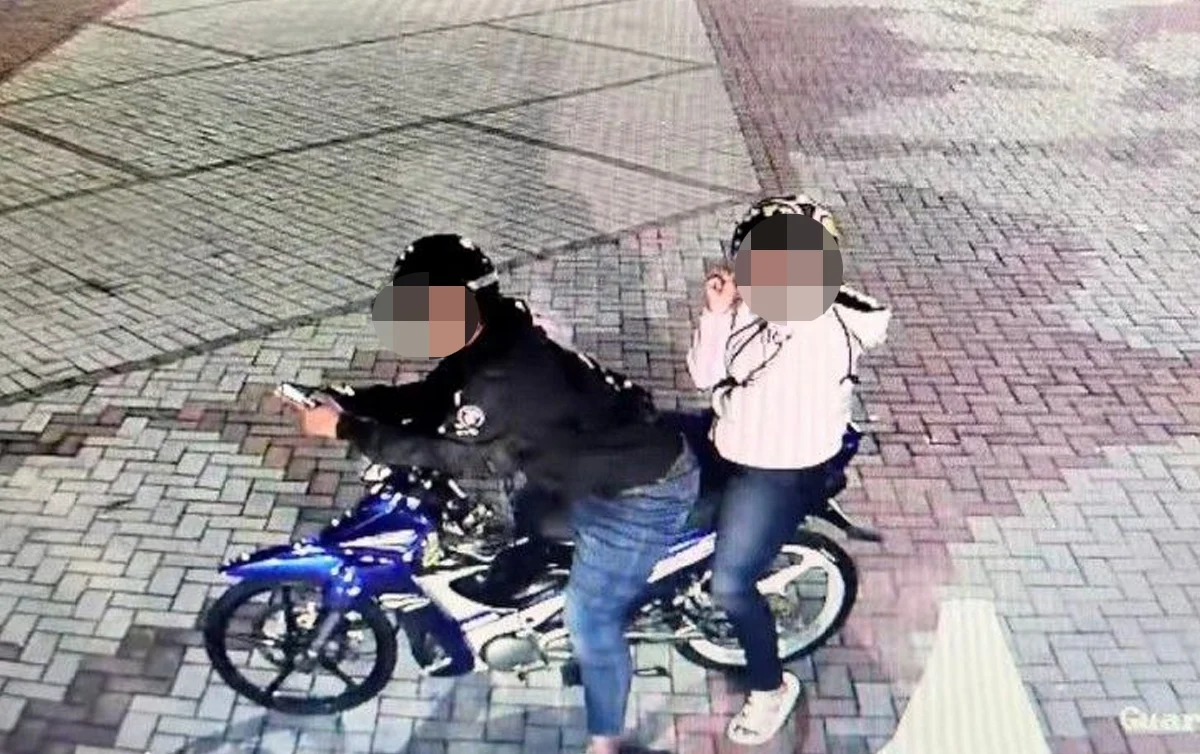 Menyamar sebagai pembeli, pasangan bermotosikal larikan telefon bimbit