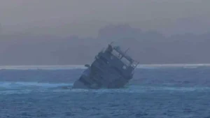 Kapal tentera laut New Zealand karam