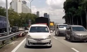 Langgar pembahagi jalan angkara abang lori