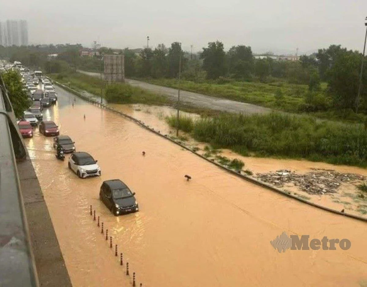 Beberapa kereta tersangkut akibat banjir di Sepang