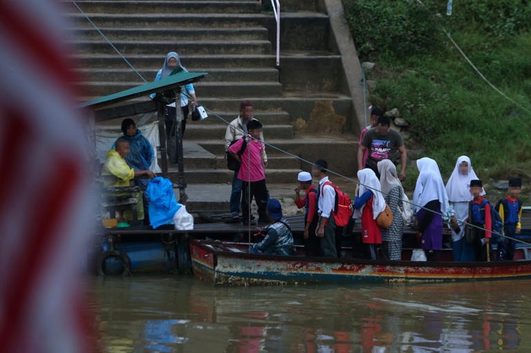 Immigration to open Rantau Panjang ICQS at 6am, offer RM10 annual pass and considering special lane for students crossing Kelantan-Thai border