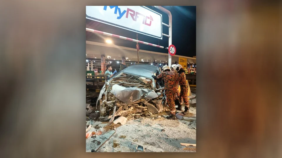 Kereta langgar pembahagi tol, 2 warga emas maut