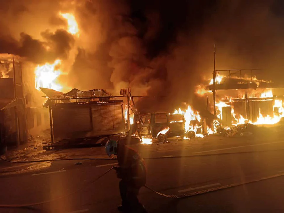 Bomba selamatkan 4 sekeluarga terperangkap rumah kedai terbakar