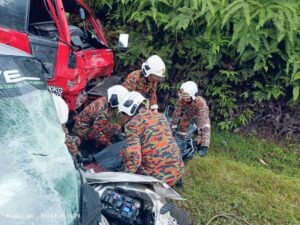 Dua wanita maut kereta bertembung lori