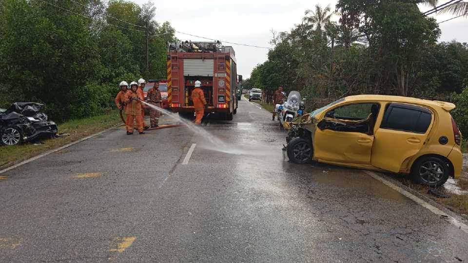 Wanita maut, pemandu parah nahas dua kereta