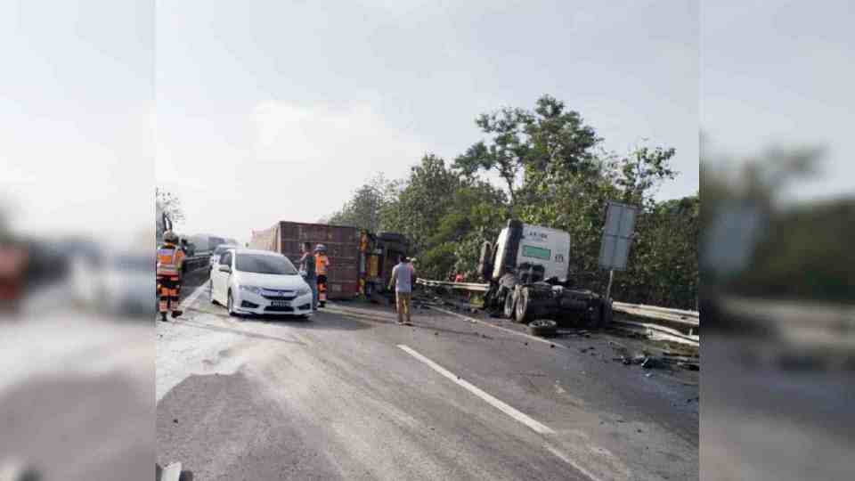 Kemalangan membabitkan tiga kenderaan termasuk treler di Kilometer 69.5, Lebuh Raya Utara Selatan arah utara berhampiran Machap, Johor kira-kira 7.40 pagi tadi. - Foto ihsan bomba