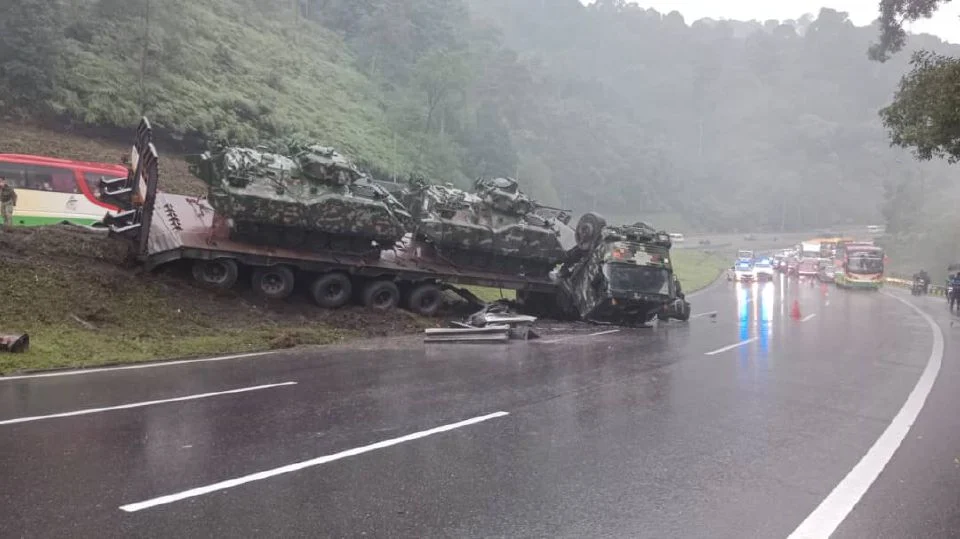 Jalan licin punca pengangkut kereta perisai ATM terbalik - Polis