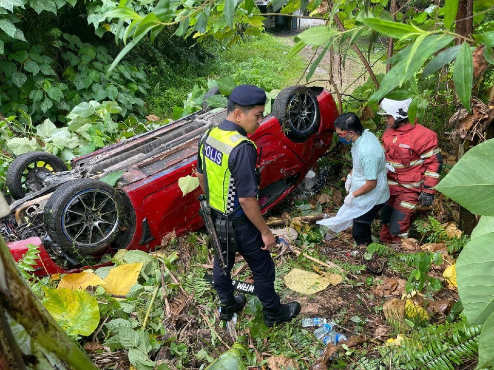 1 maut, 3 cedera kereta terbabas ke jurang