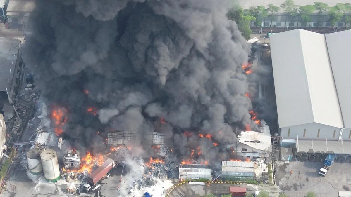 Beberapa maut, 9 cedera dalam kebakaran kilang minyak masak