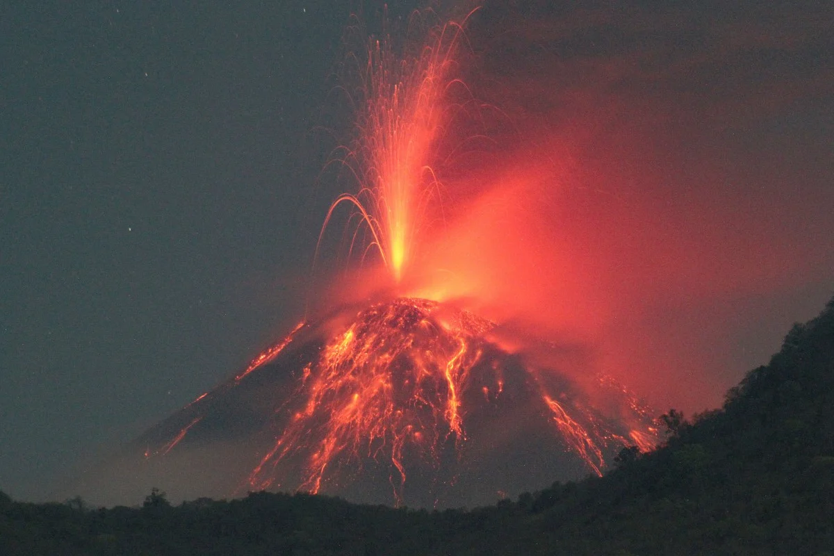 Gunung Lewotobi di Indonesia meletus lagi