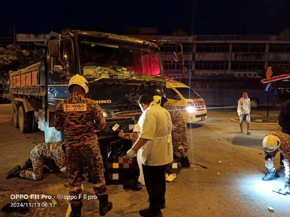 Suami isteri maut motosikal bertembung lori