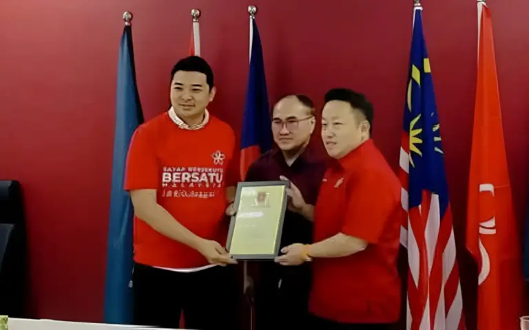 MCA sacks Sembrong youth chief for joining Bersatu