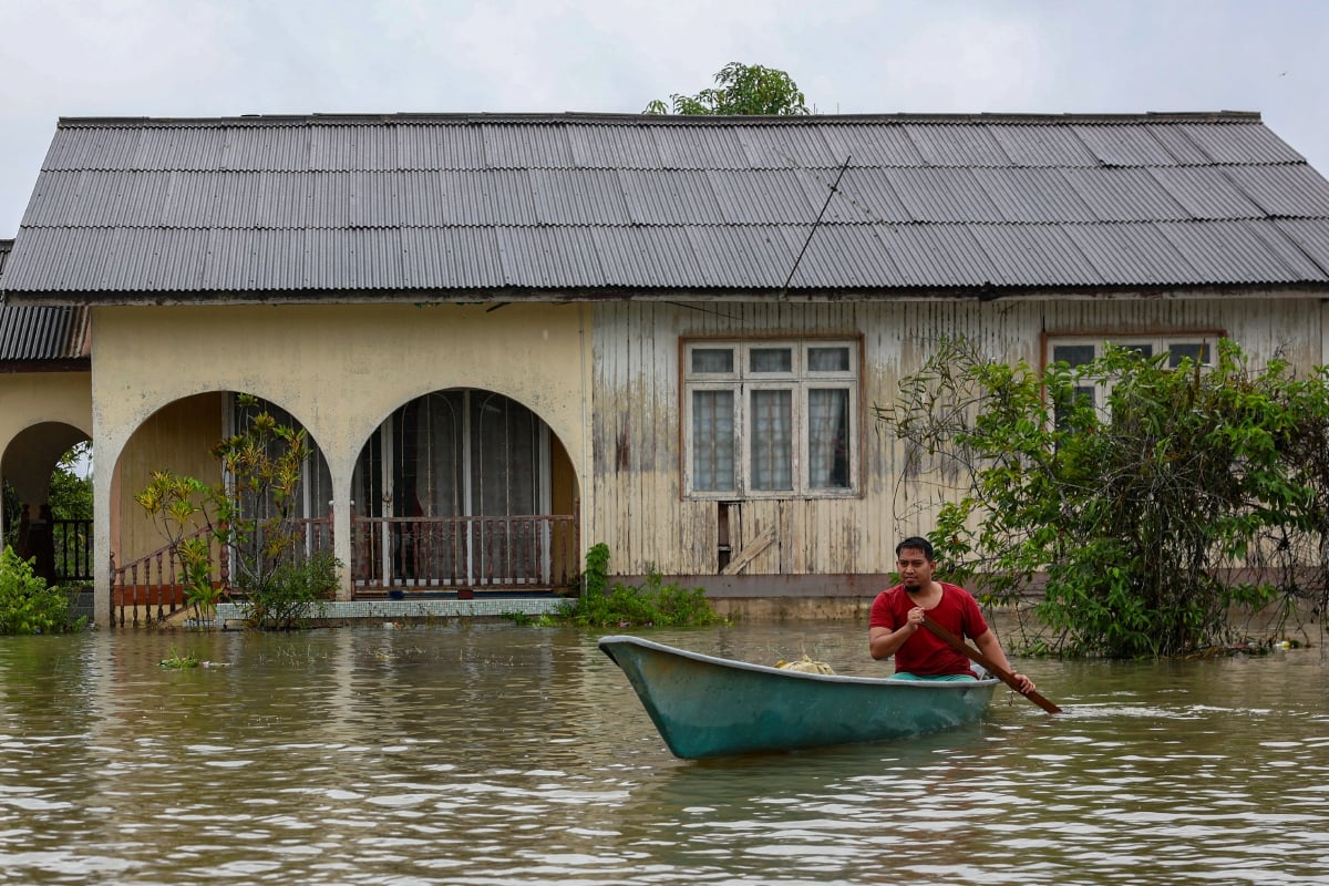 Wartawan BH bh@bharian.com.my facebook sharing buttonwhatsapp sharing buttontwitter sharing button KEADAAN banjir di Kampung Meranti, Pasir Mas, Kelantan, semalam. FOTO BERNAMA KEADAAN banjir di Kampung Meranti, Pasir Mas, Kelantan, semalam. FOTO BERNAMA Kuala Lumpur: Banjir di sembilan negeri makin buruk dengan jumlah mangsa di 37 daerah ialah 149,606 orang daripada 44,795 keluarga yang ditempatkan di 698 pusat pemindahan sementara (PPS) setakat 7.30 pagi tadi. Berdasarkan portal Info Bencana Jabatan Kebajikan Masyarakat (JKM), sembilan negeri yang terjejas banjir adalah Kelantan, Terengganu, Kedah, Perlis, Perak, Negeri Sembilan, Selangor, Melaka dan Johor. Kelantan masih kekal negeri paling teruk dilanda banjir kali ini dengan sebanyak 283 PPS diaktifkan untuk menempatkan 95,783 orang daripada 29,640 keluarga yang terjejas di 10 daerah. Di Terengganu, banjir yang melanda lapan daerah menyebabkan 42,179 mangsa daripada 11648 keluarga ditempatkan di 313 PPS. Disyorkan Ini sebabnya kami naikkan premium Bing Kun-Lo Ee singkir pilihan pertama Banjir: 'Tolong selamatkan kami'- 30 mangsa terperangkap "Kemeja saya hanya RM40..." Banjir di Meru jadi acara tahunan ADVERTISEMENT Amazing Cool GadgetsAmazing Cool Gadgets Mangsa banjir di Kedah juga naik dengan mendadak apabila seramai 7,954 orang daripada 2,440 keluarga di tujuh daerah ditempatkan di 52 PPS manakala di Negeri Sembilan pula, 13 PPS di tiga daerah dibuka bagi memberi perlindungan kepada 1,925 mangsa daripada 540 keluarga. Keadaan banjir di Johor merekodkan 588 mangsa membabitkan 174 keluarga yang ditempatkan di 14 PPS di dua daerah manakala di Pahang , sebanyak 405 mangsa daripada 134 keluarga ditempatkan di 15 PPS. Sementara itu, banjir di Perlis ada menunjukkan pengurangan dengan 363 mangsa daripada 113 keluarga ditempatkan di dua PPS yang dibuka di dua daerah begitu juga di Selangor dengan bilangan mangsa 102 orang daripada 32 keluarga di satu PPS. Di Melaka keadaan banjir tidak berubah dengan lima PPS diaktifkan bagi memberi perlindungan kepada 307 mangsa daripada 74 keluarga di tiga daerah.