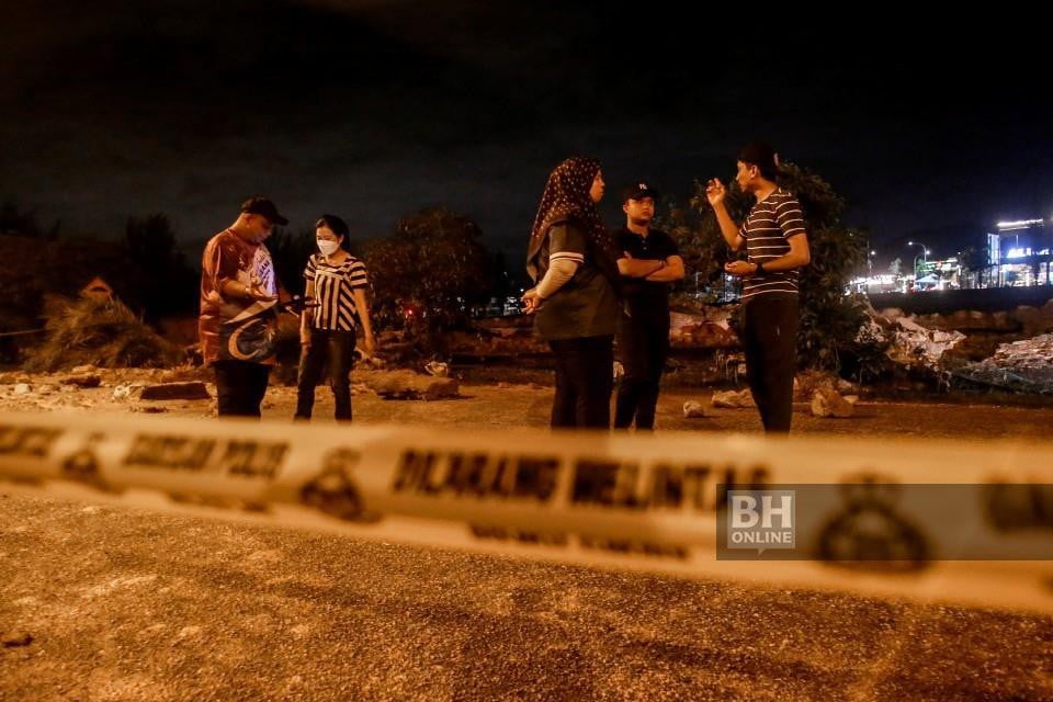 Bunyi dentuman kuat disusuli air deras melimpah