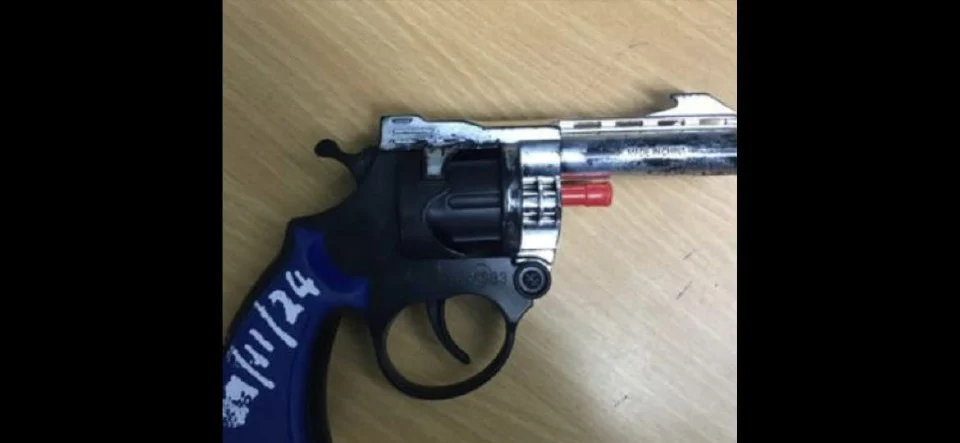 Polis tahan pemandu larikan diri daripada pemeriksaan, jumpa pistol mainan