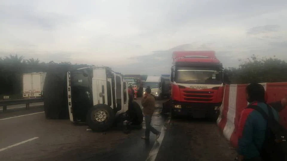 2 lori kemalangan di lebuh raya, trafik sesak lebih 5km