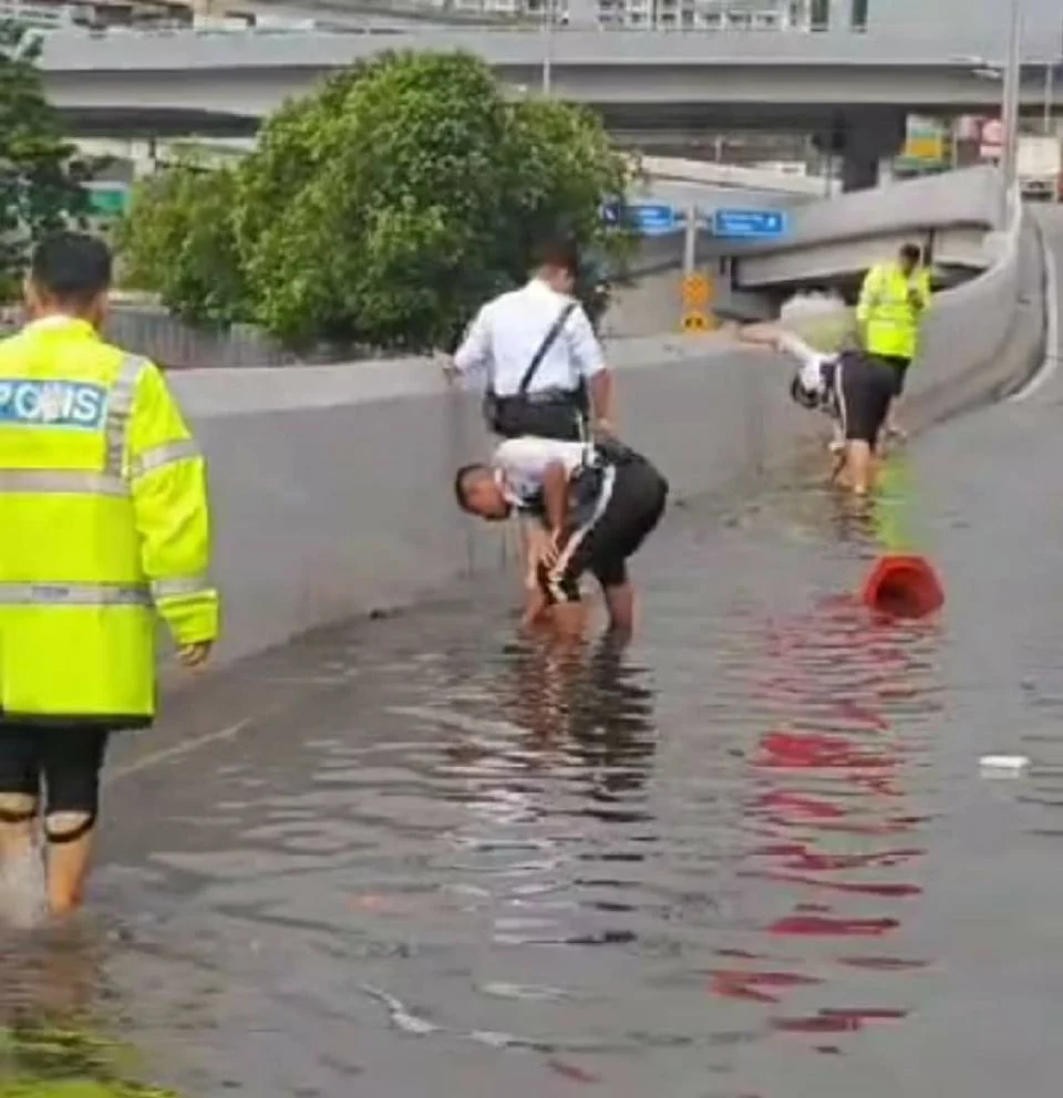 Bersihkan laluan air, 'surutkan' banjir tindakan polis trafik terima pujian ramai