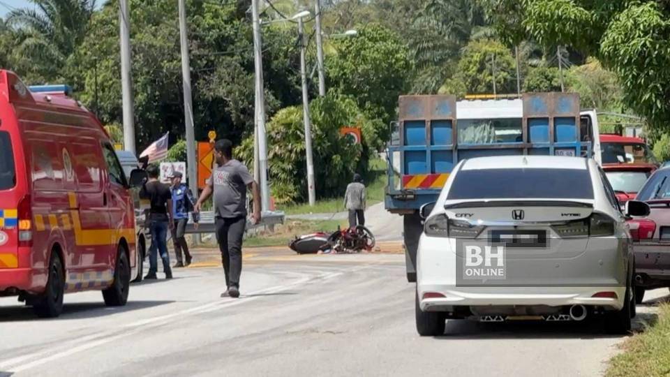 Budak 4 tahun maut, motosikal dinaiki empat beranak rempuh lori