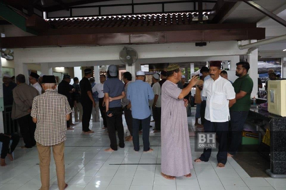 Hujan lebat tidak halang ramai tunggu jenazah lima sekeluarga