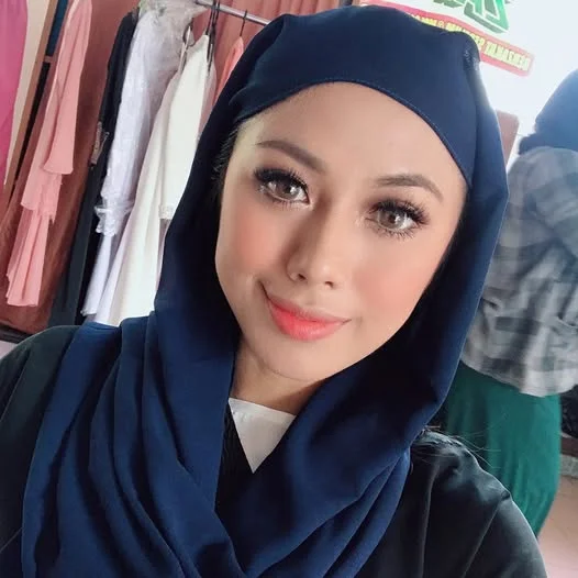 ￼
Azar Azmi Kini Pilih Mahu Bertudung?