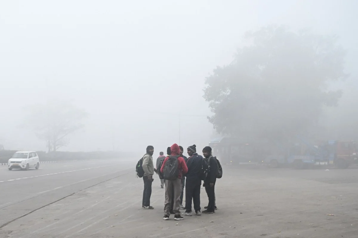 Kesesakan trafik di Delhi akibat kabus tebal