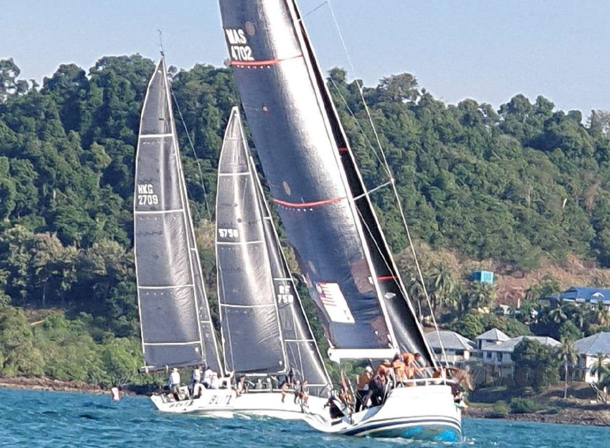 KAPAL layar The Next Factor (tengah) diikuti rapat oleh dua pesaing, Blitz (kiri) dan ATM Sailing Team pada Regatta Antarabangsa Diraja Langkawi (RLIR) 2025 di perairan Langkawi. FOTO HAMZAH OSMAN