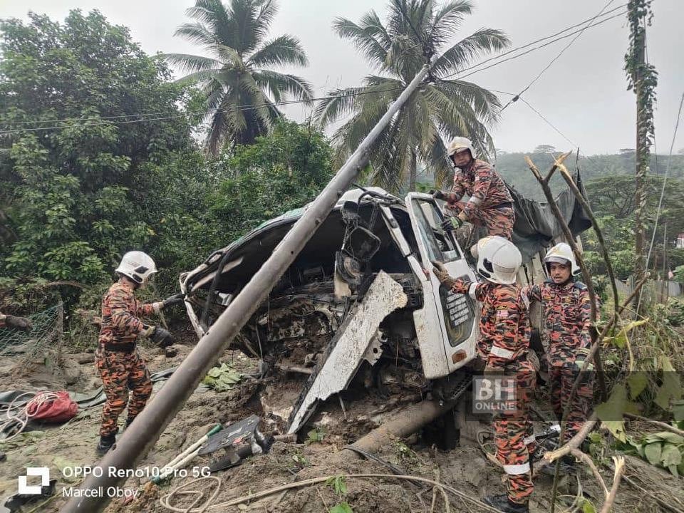 Warga emas maut tersepit lori pasir dipandunya terbabas