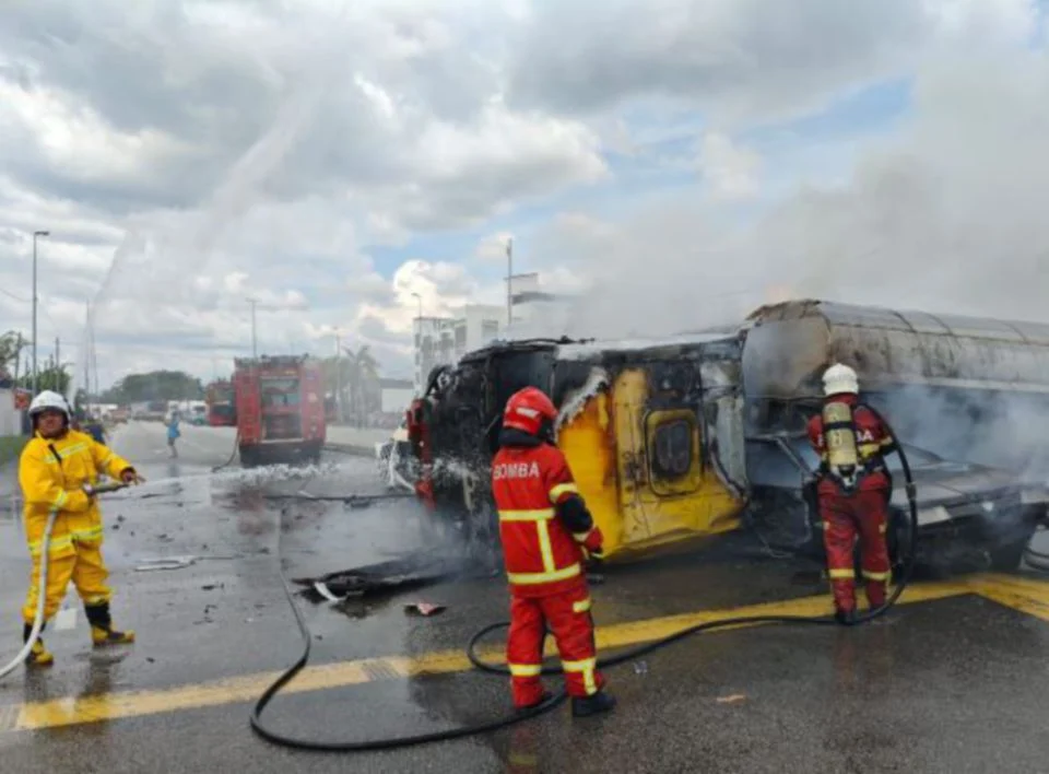 4 cedera nahas 3 kenderaan terbakar