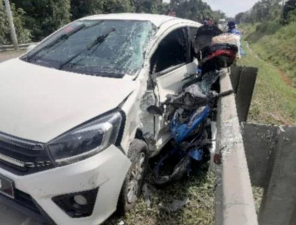 Suami isteri maut, motosikal bergesel kereta