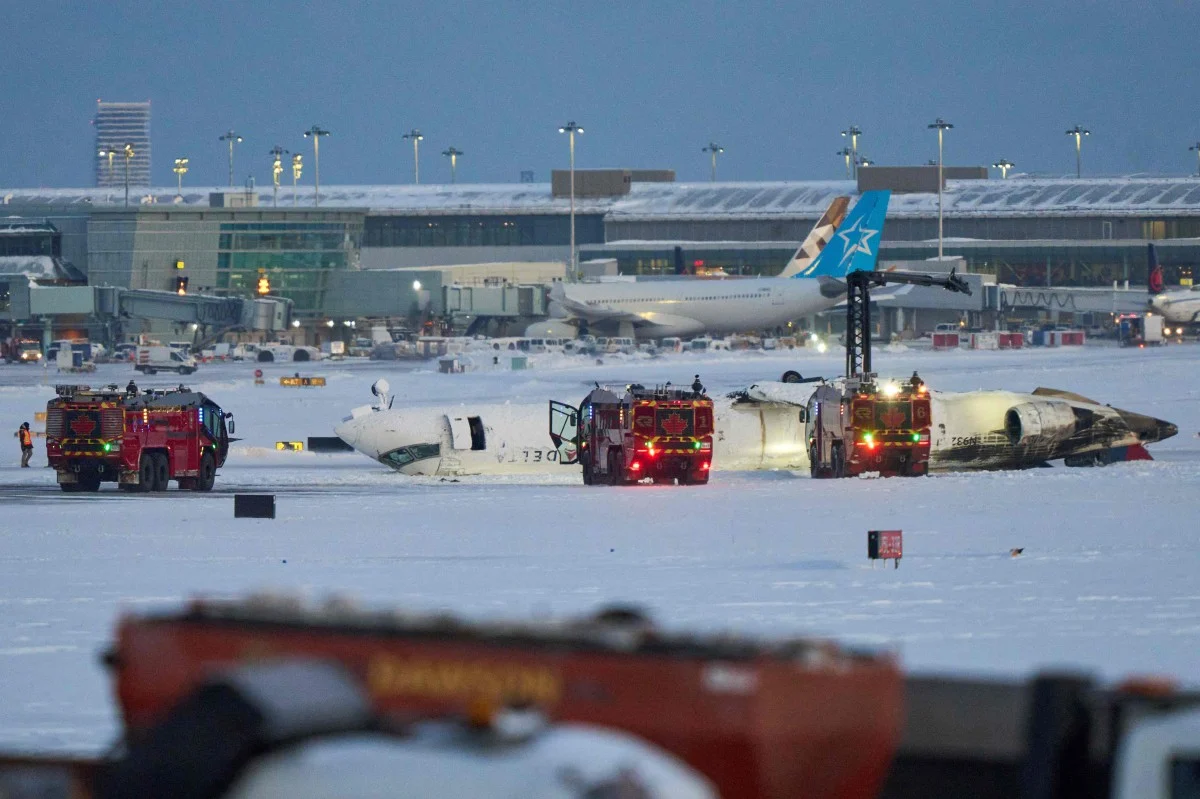 Pesawat Delta Air Lines terbalik ketika mendarat di Toronto, 15 cedera