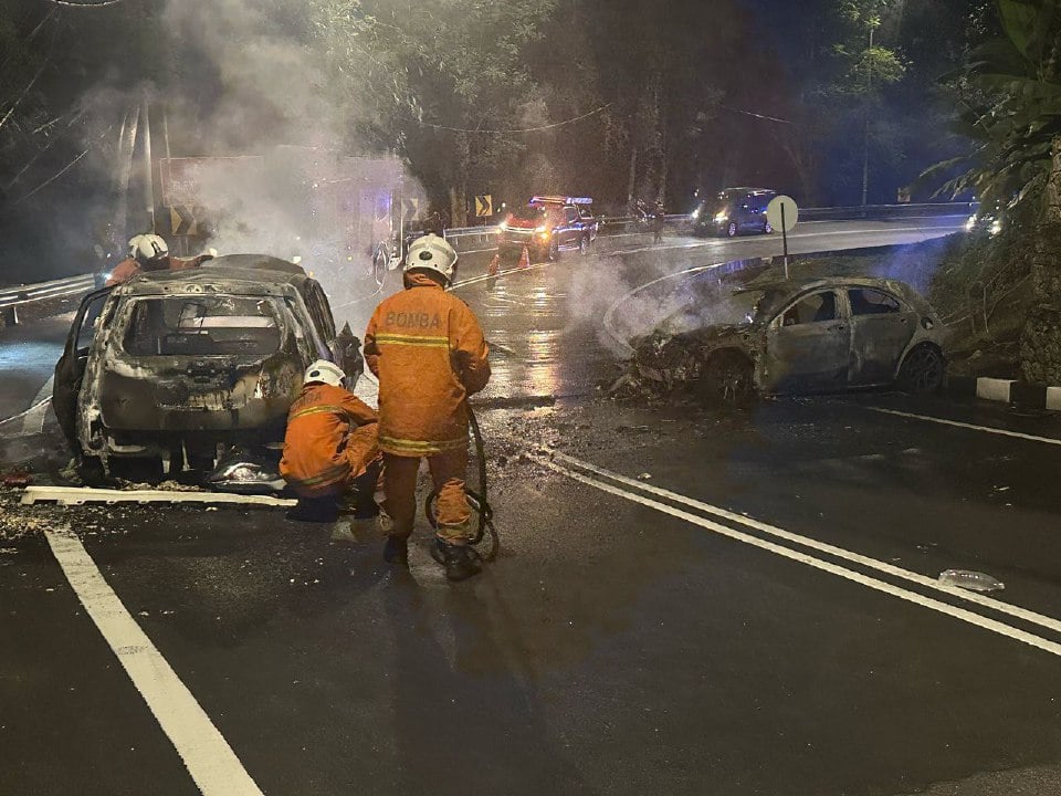 Kereta terbakar selepas berlanggar, lapan termasuk lima sekeluarga selamat