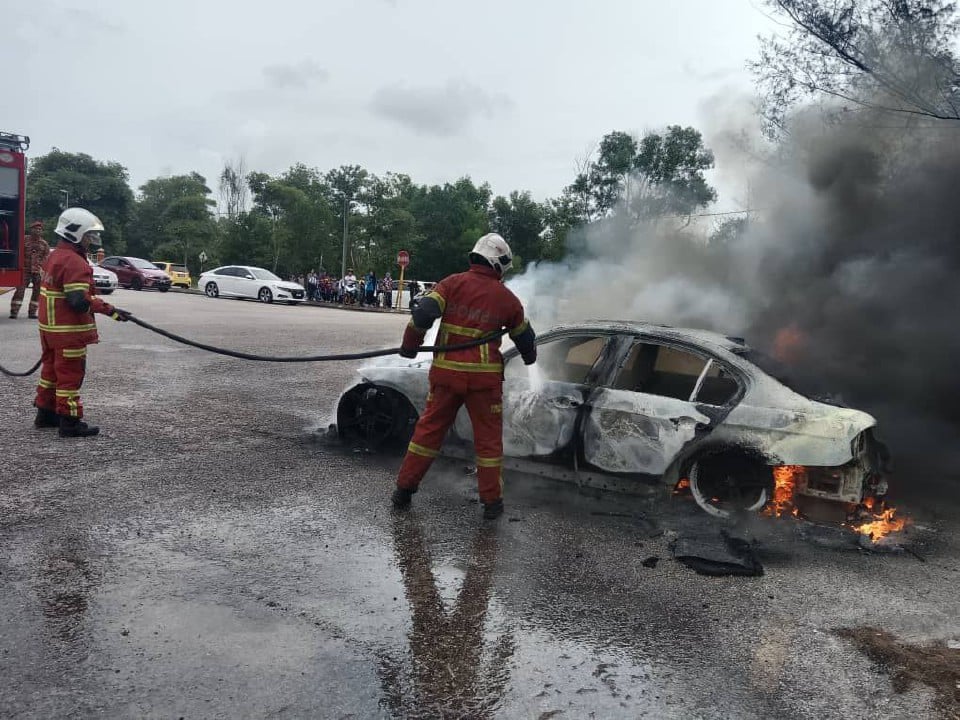 Pemilik kereta terselamat, kereta tiba-tiba terbakar