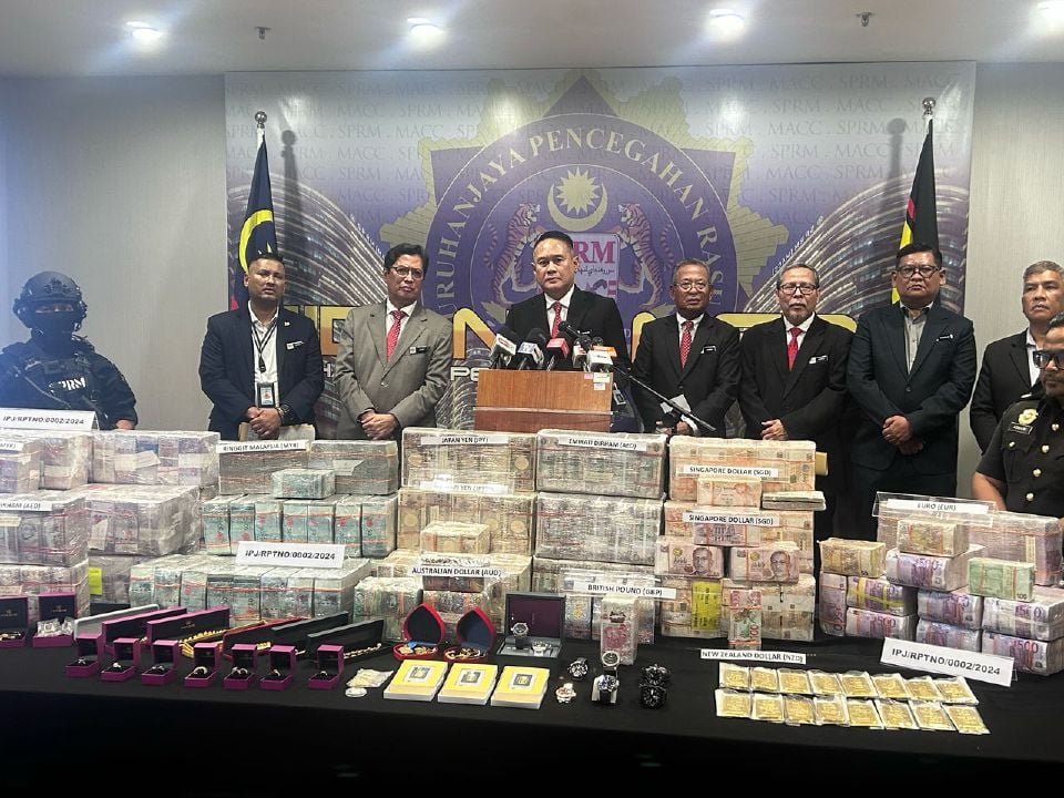 Ismail Sabri kini suspek, bukan saksi - Azam Baki