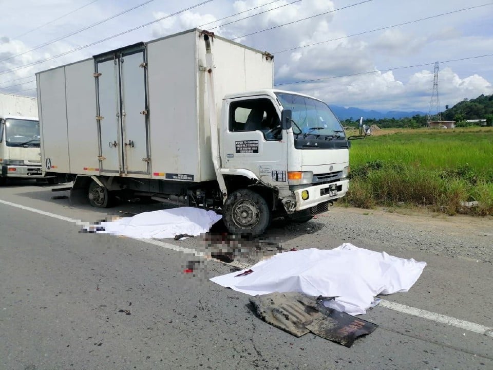 Singgah bantu rakan tukar tayar sebelum kedua-duanya maut dirempuh