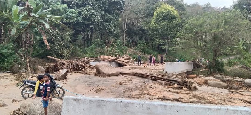 Kepala air hanyut kayu balak, tutup laluan utama