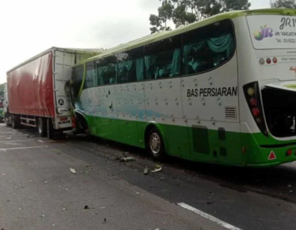 Pemandu parah bas bawa 20 pelancong China langgar belakang treler