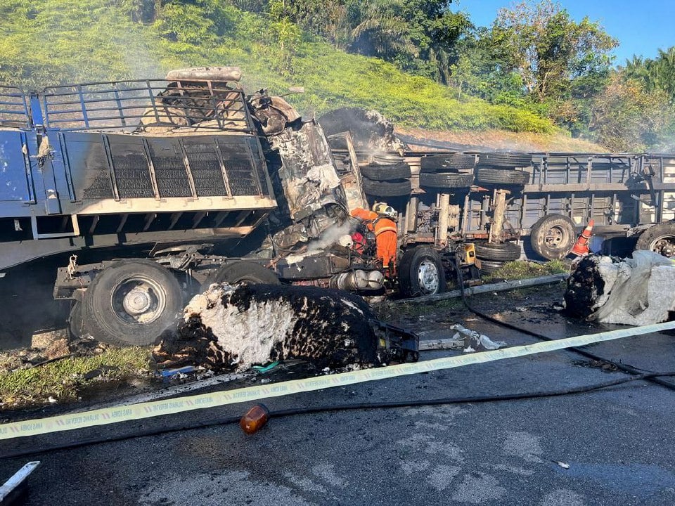 Dua beranak rentung treler dipandu bapa rempuh belakang treler muatan kapas