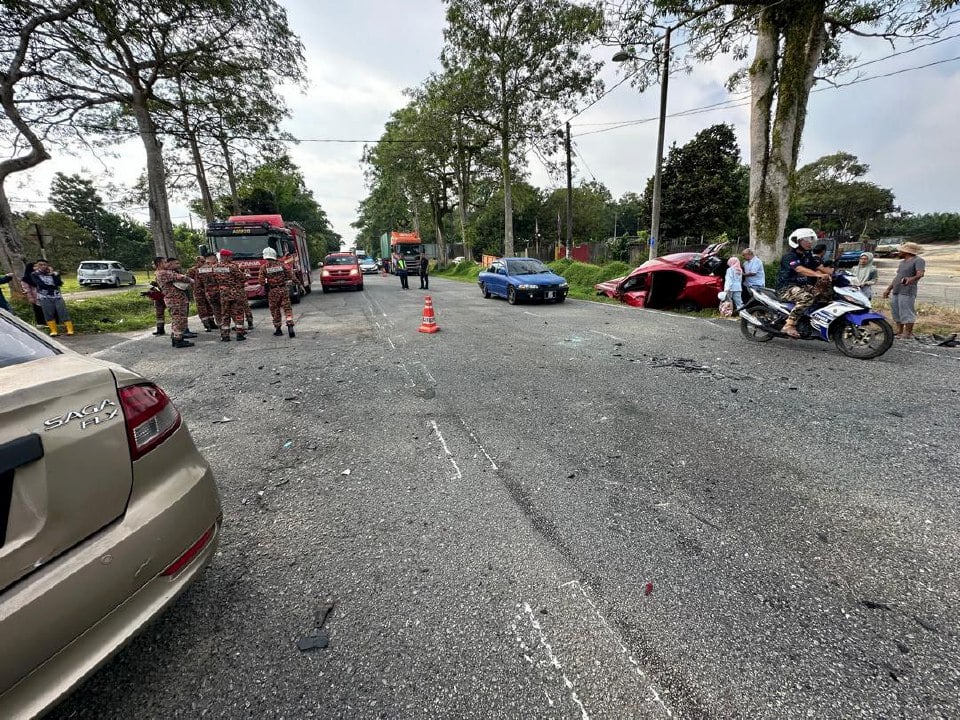 Dua kereta bertembung, seorang maut, tiga lagi cedera