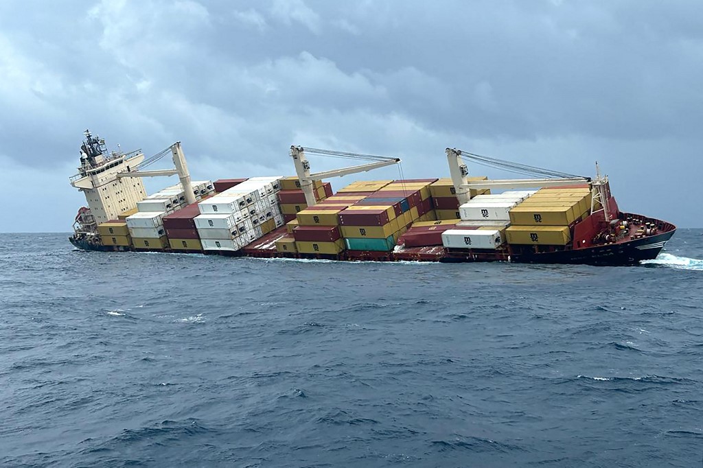 Kapal kontena bawa muatan berbahaya karam