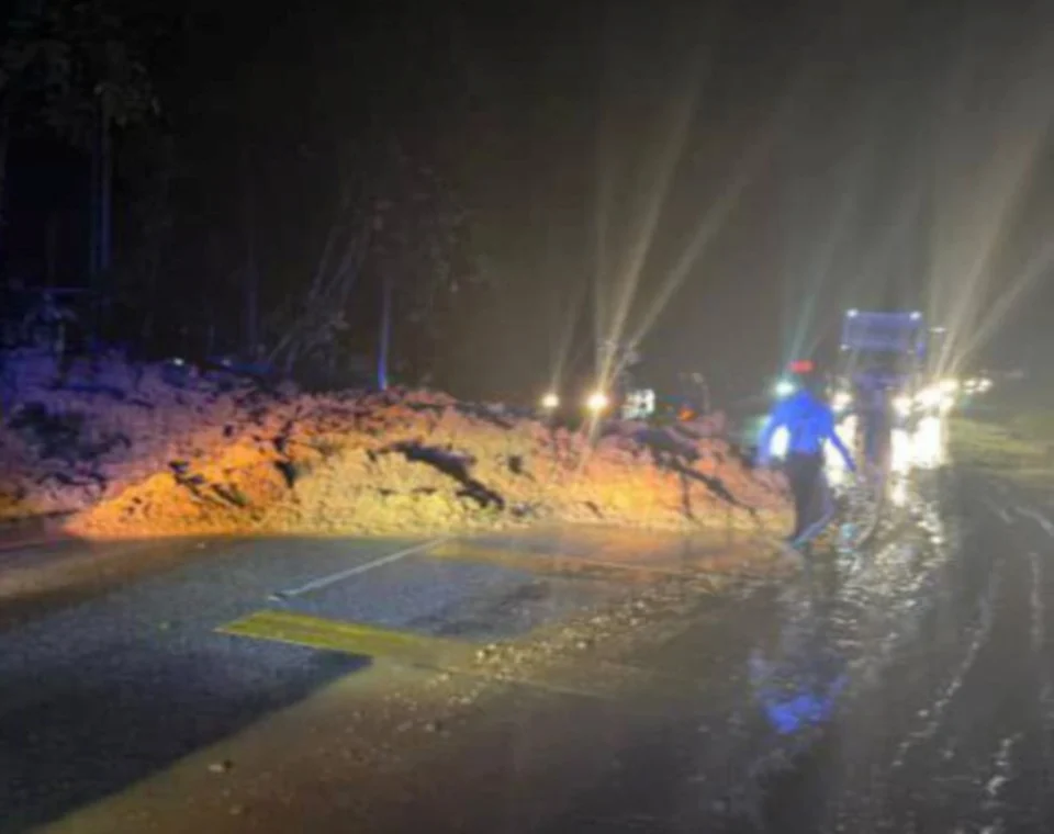 Tebing runtuh halang laluan di KM27 Jalan Gua Musang-Kuala Krai
