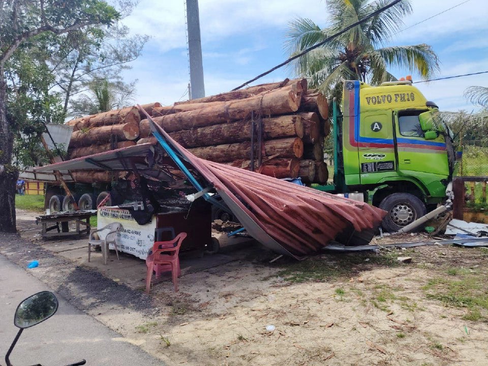 Pemandu pitam, lori muatan balak terbabas rempuh kereta, kedai makan dan pagar sekolah