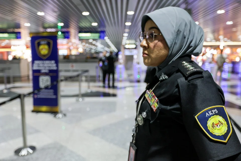 AKPS memeriksa 300 individu dari pelbagai negara melalui operasi dijalankan di KLIA. -NSTP/ASWADI ALIAS