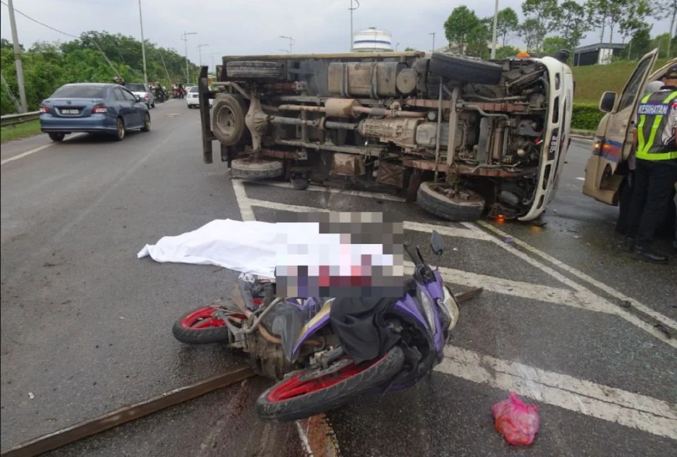 Pegawai JPJ maut motosikal rempuh lori terbalik