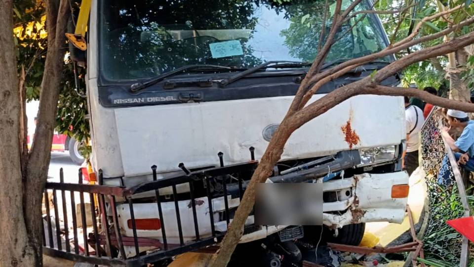 Anggota tentera maut dirempuh lori ketika baru tiba di masjid untuk solat Jumaat