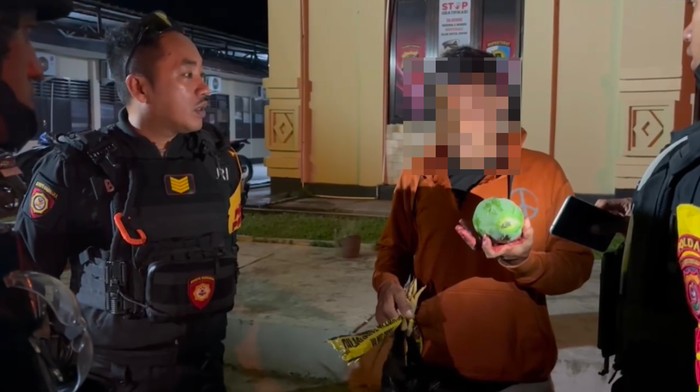 Pencuri betik lunyai dipukul penduduk